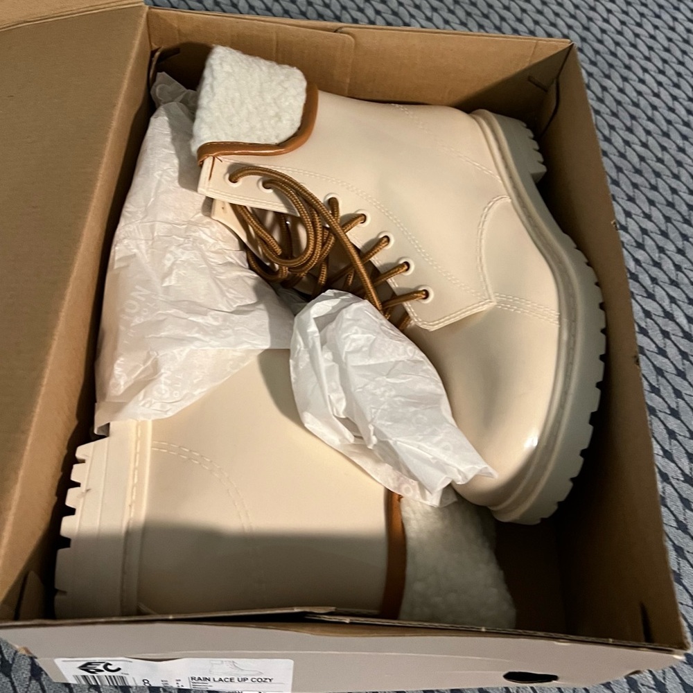 NEW Kenneth Cole REACTION size 8 Medium width Rain Lace Up Boot White in box - Picture 3 of 14